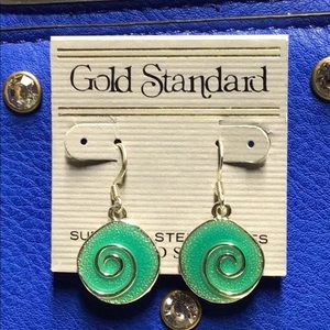 NWT. GOLD STANDARD.Gold Tone & Green Esmalte Round Earrings.